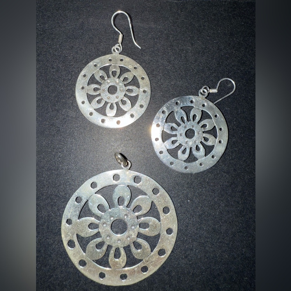 Chic Floral 925 Silver Earrings and Pendant Set